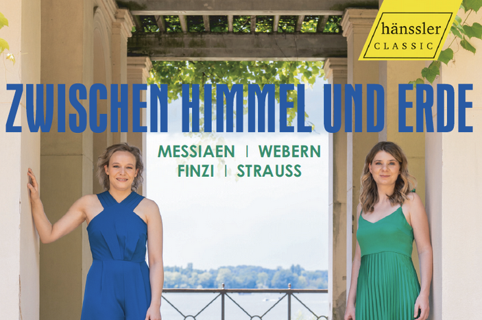 CD-Cover "Zwischen Himmel und Erde". Die beiden Musikerinnen stehen in langen Kleidern in einem hellen Mauerdurchgang, der aufs Wasser blickt.