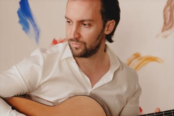 Cover der CD "Pictures": Der Musiker in weißem Hemd mit der Gitarre in der Hand.