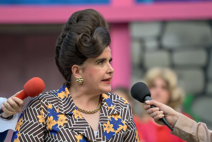 Fotos von Aufführungen auf der Waldbühne, u.A. eine weiße Frau mit einem Beehive, der zwei Mikrofone entgegengehalten werden wie zu einem Interview.